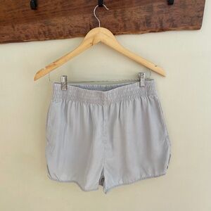 H&M lightweight high rise athletic easy pull on shorts light gray Small